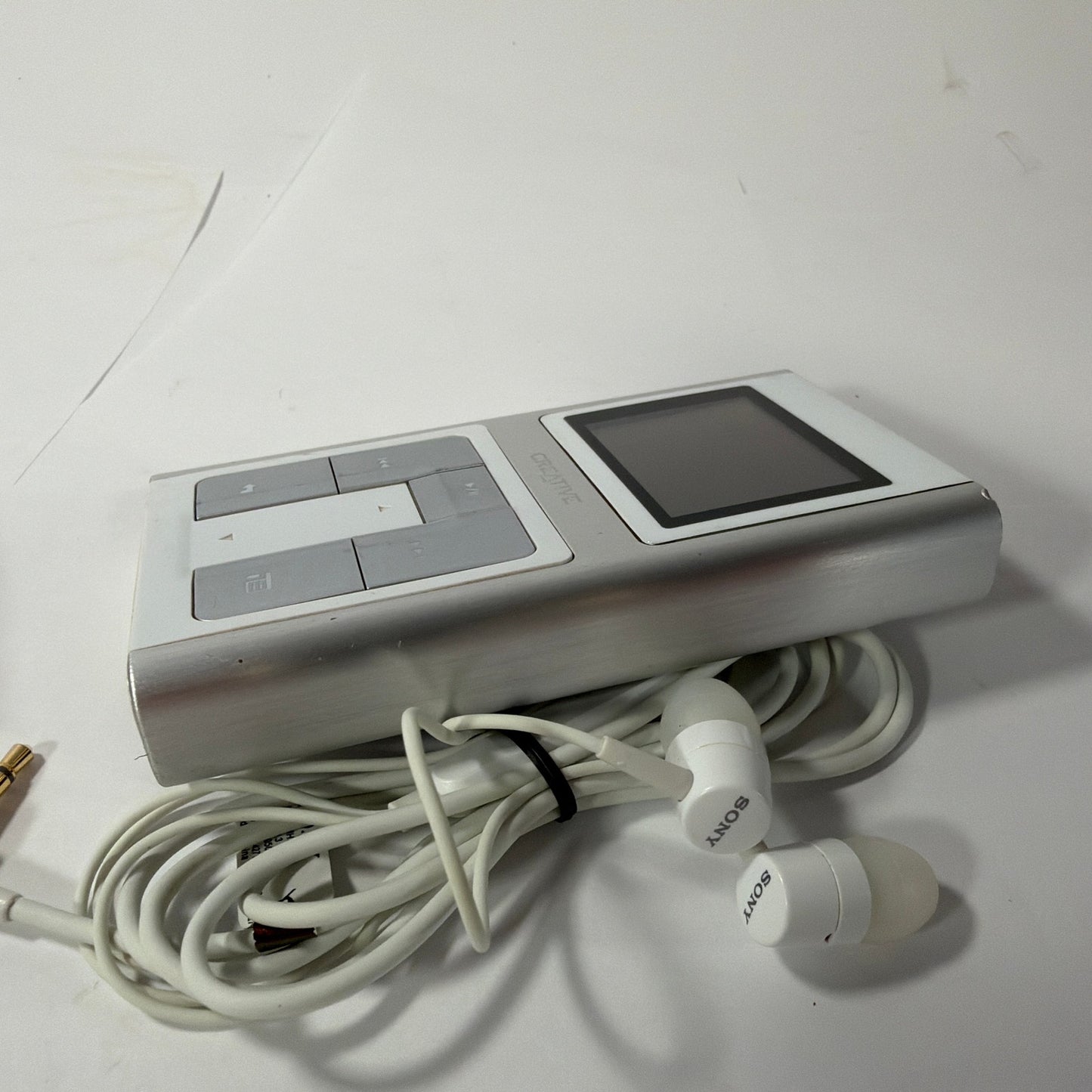 Creative Zen Sleek Photo 20GB MP3 Player DAP-HD0019 with Cable, Charger, Earbuds