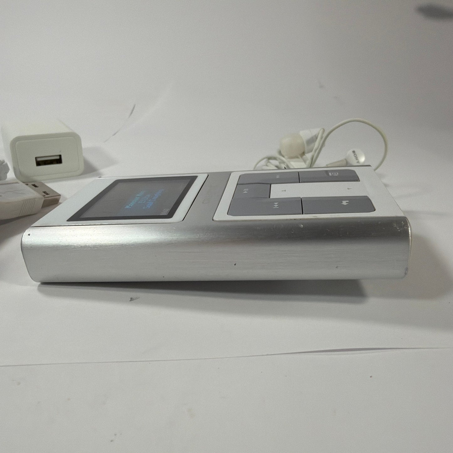 Creative Zen Sleek Photo 20GB MP3 Player DAP-HD0019 with Cable, Charger, Earbuds