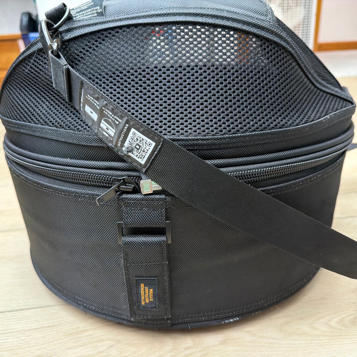 Sleepypod Mobile Pet Bed Round Pet Carrier with Shoulder Strap Black