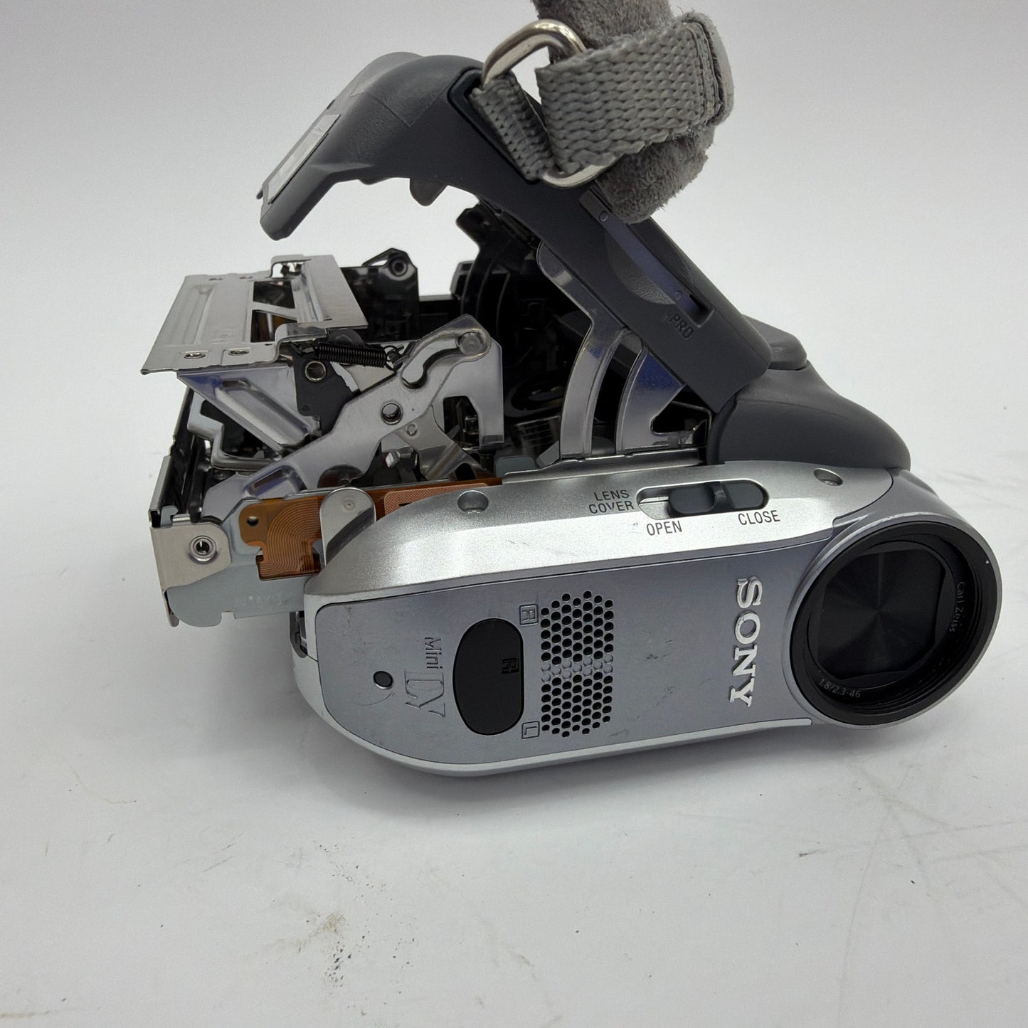 Sony DCR-HC32 MiniDV Digital Video Camcorder Carl Zeiss Lens For Parts/Repair